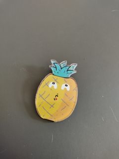 嘟嘴反眼菠蘿扣針64218457970561110