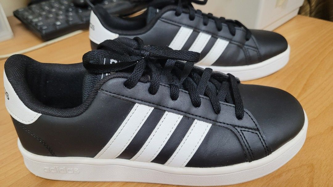 Adidas Grand Court (Category: Sneakers) located in Manila. Submitted by misisbyeonwooseok (Listing ID 1332380644, Image 1). Description: No Box.