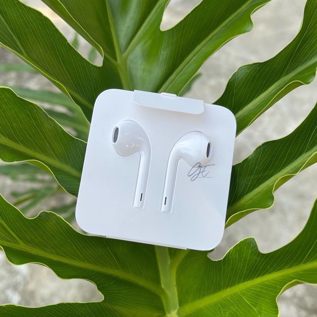 Apple Lightning Earpods/Earphones/Headset (WIRED) Original (Category: Headphones & Headsets) located in Pasig City. Submitted by preloved_by_g (Listing ID 1332303471, Image 1). Description: FOR SALE ‼️ Apple iPhone Lightning Earpods ( with wire) not AIRPODS!!! It’s unused and 100% original! I accept fund transfers via BDO, BPI, GoTyme Bank, GCash, or Maya. Delivery options: Angkas, Lalamove, or Grab. COD is available via Lalamove’s Abono service.