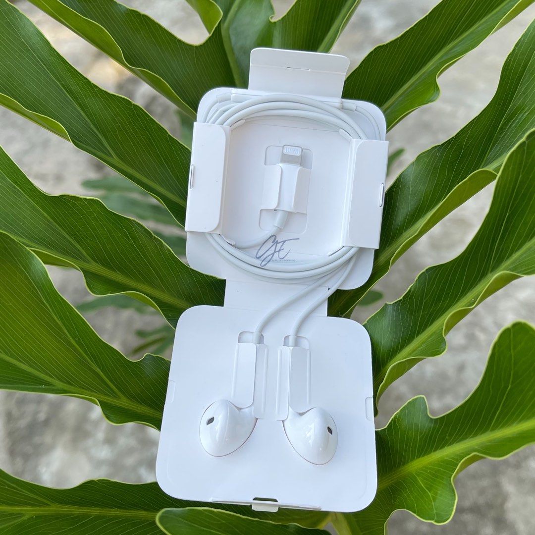 Apple Lightning Earpods/Earphones/Headset (WIRED) Original (Category: Headphones & Headsets) located in Pasig City. Submitted by preloved_by_g (Listing ID 1332303471, Image 2). Description: FOR SALE ‼️ Apple iPhone Lightning Earpods ( with wire) not AIRPODS!!! It’s unused and 100% original! I accept fund transfers via BDO, BPI, GoTyme Bank, GCash, or Maya. Delivery options: Angkas, Lalamove, or Grab. COD is available via Lalamove’s Abono service.