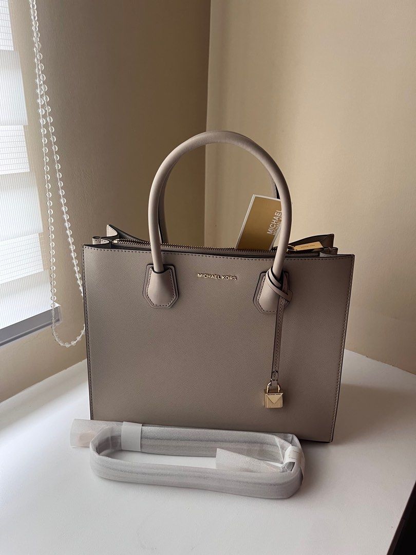 Authentic Michael Kors Bag (Category: Luxury Bags & Wallets) located in Angeles City. Submitted by authentic.prelovedstuff (Listing ID 1332316987, Image 2). Description: Mercer Large Saffiano Leather Tote Bag.