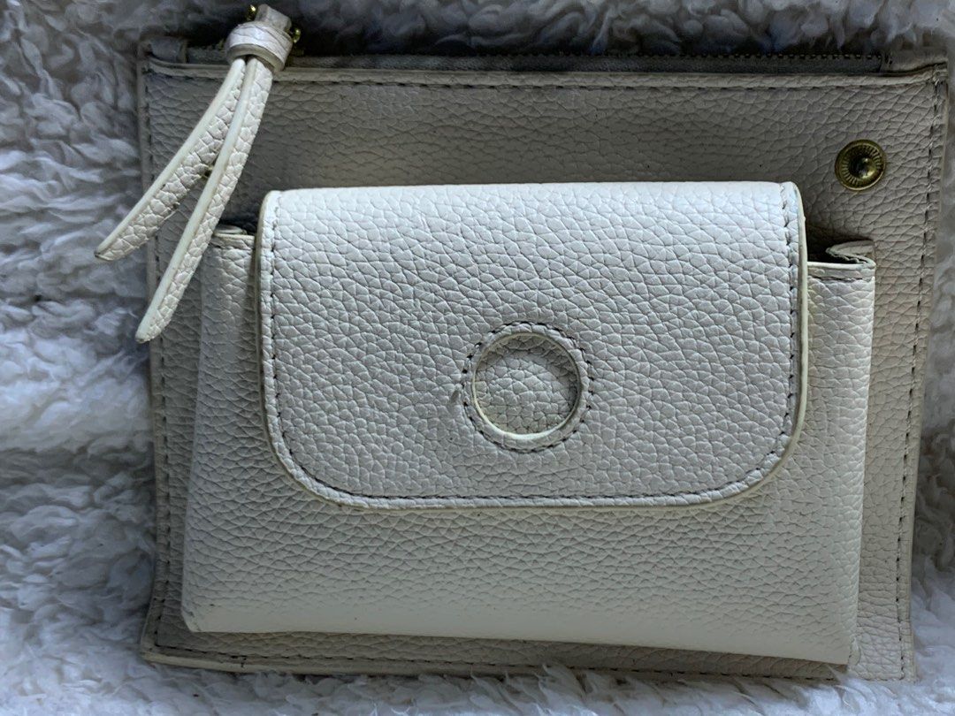 Authentic Songmont Song Pouch / Wallet (Category: Luxury Bags & Wallets) located in Rosario. Submitted by myvinatgepieces (Listing ID 1332433402, Image 2). Description: Authentic Songmont Pouch / Wallet Removable leather inner pouch with zip closure designed for holding cash and other small belongings Full Grained Leather Satin like lining with embroidered accent Zipper closure 2 card slots 1 external compartment Minimal signs of wear.