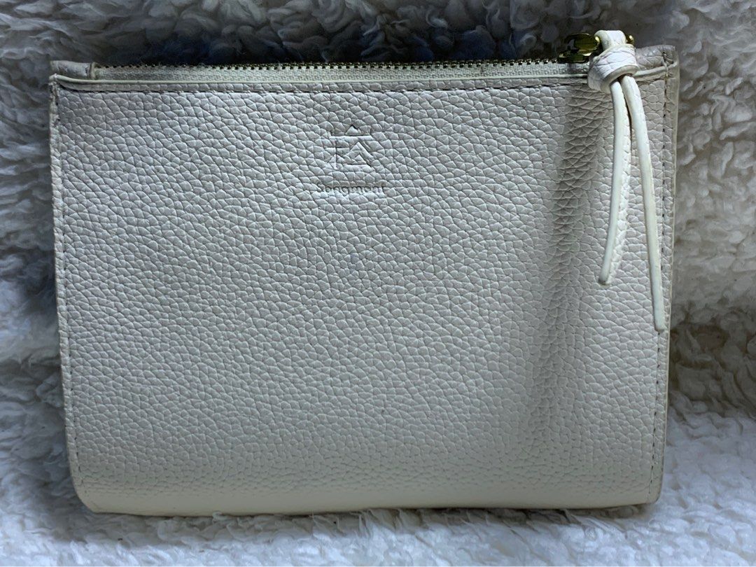 Authentic Songmont Song Pouch / Wallet (Category: Luxury Bags & Wallets) located in Rosario. Submitted by myvinatgepieces (Listing ID 1332433402, Image 1). Description: Authentic Songmont Pouch / Wallet Removable leather inner pouch with zip closure designed for holding cash and other small belongings Full Grained Leather Satin like lining with embroidered accent Zipper closure 2 card slots 1 external compartment Minimal signs of wear.
