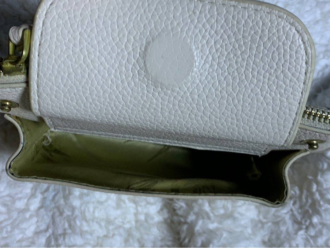 Authentic Songmont Song Pouch / Wallet (Category: Luxury Bags & Wallets) located in Rosario. Submitted by myvinatgepieces (Listing ID 1332433402, Image 3). Description: Authentic Songmont Pouch / Wallet Removable leather inner pouch with zip closure designed for holding cash and other small belongings Full Grained Leather Satin like lining with embroidered accent Zipper closure 2 card slots 1 external compartment Minimal signs of wear.