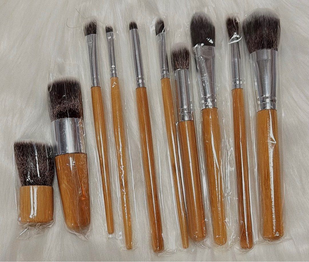 Brush Set (Category: Makeup) located in Singapore. Submitted by dmgems (Listing ID 1332370950, Image 1). Description: .