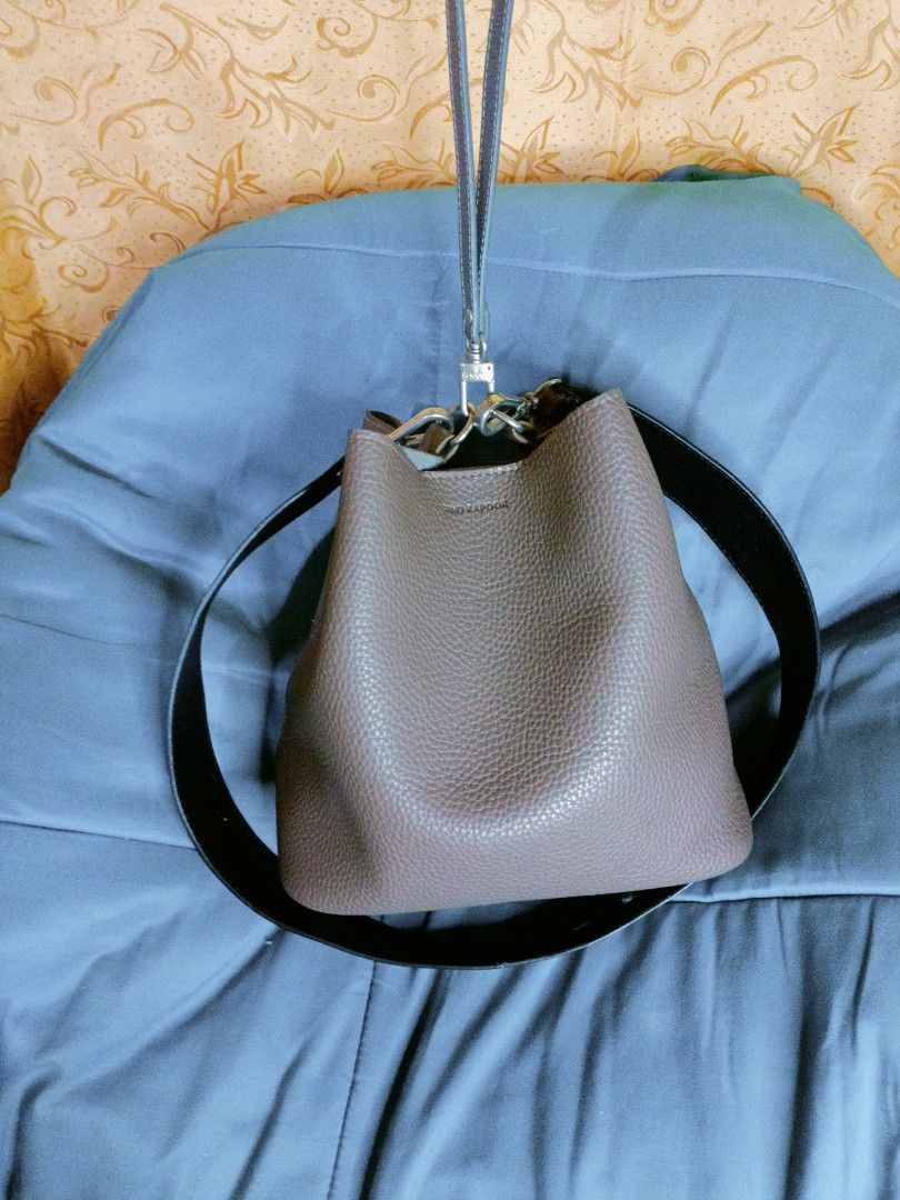 Find Kapoor Original (Category: Luxury Bags & Wallets) located in Manila. Submitted by mybellacloset158 (Listing ID 1332426243, Image 1). Description: Authentic Find Kapoor. In 2 way to use. (Purse w/ strap see picture) and bucket bag the strap is super gorgeous in Leopard print, it looks like D&G. Hrabe Ang mahal s Laza da yan mga Sis. See last 2 pics for your refererwnce Ctto.