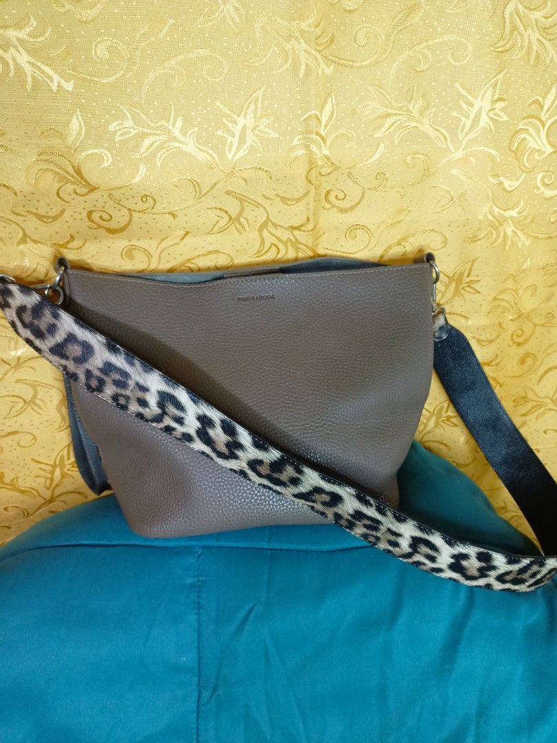 Find Kapoor Original (Category: Luxury Bags & Wallets) located in Manila. Submitted by mybellacloset158 (Listing ID 1332426243, Image 3). Description: Authentic Find Kapoor. In 2 way to use. (Purse w/ strap see picture) and bucket bag the strap is super gorgeous in Leopard print, it looks like D&G. Hrabe Ang mahal s Laza da yan mga Sis. See last 2 pics for your refererwnce Ctto.