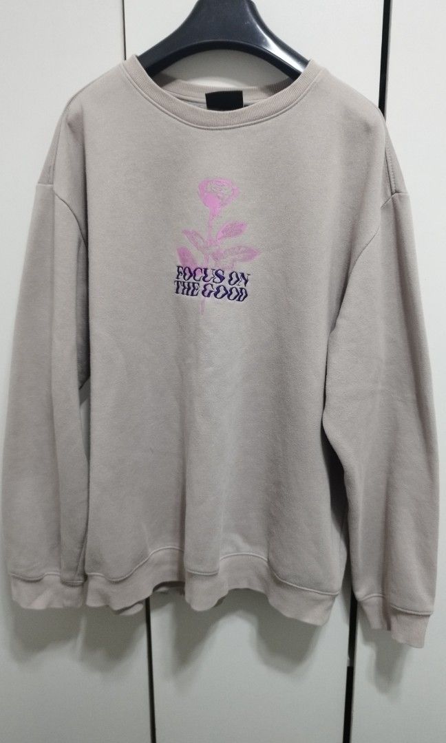 H&M Relaxed Fit Sweatshirt (Category: Coats, Jackets and Outerwear) located in San Juan City. Submitted by likejimihendrix (Listing ID 1332418113, Image 3). Description: Preloved sweater/sweatshirt Width: 23" Length: 26" Sleeves: 21.5.