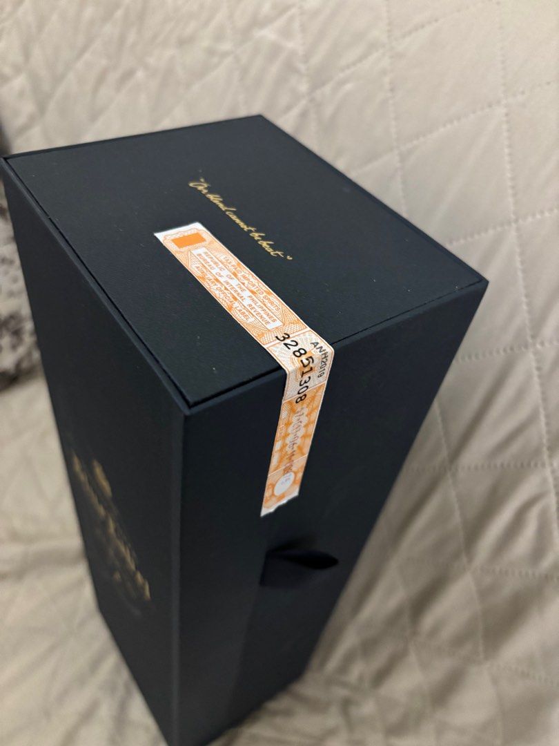 Johnnie Walker Blue Label 750ml (Category: Beverages) located in Pasay City. Submitted by N30G0TMYBAEK (Listing ID 1332372527, Image 2). Description: brand new in box with seal Location: Pasay Shipping via grab/lalamove at buyer's expense.