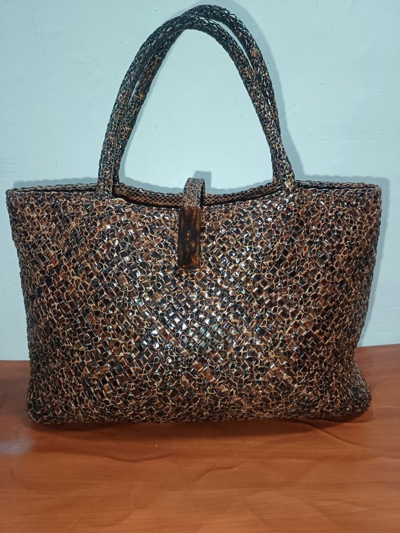 Kamakura Takano Python Shoulder Bag, Python Leather Bag, Leather Bag, Snake Bag, Shoulder bag Bag (Category: Luxury Bags & Wallets) located in Quezon City. Submitted by shojikimerchant316 (Listing ID 1332386637, Image 2). Description: Kamakura Takano Python Shoulder Bag Height 26 cm length 37 cm depth 10.5 cm Handle Height 17 cm Shopping Fee Not Included Payment First Before Shipping.