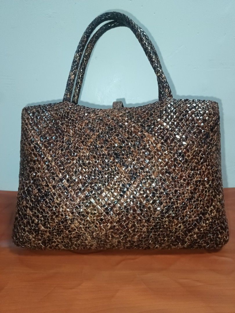 Kamakura Takano Python Shoulder Bag, Python Leather Bag, Leather Bag, Snake Bag, Shoulder bag Bag (Category: Luxury Bags & Wallets) located in Quezon City. Submitted by shojikimerchant316 (Listing ID 1332386637, Image 1). Description: Kamakura Takano Python Shoulder Bag Height 26 cm length 37 cm depth 10.5 cm Handle Height 17 cm Shopping Fee Not Included Payment First Before Shipping.