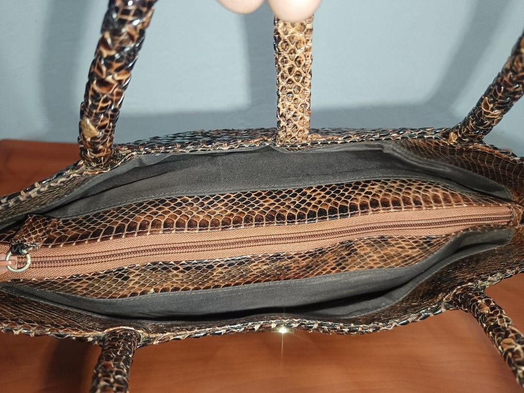 Kamakura Takano Python Shoulder Bag, Python Leather Bag, Leather Bag, Snake Bag, Shoulder bag Bag (Category: Luxury Bags & Wallets) located in Quezon City. Submitted by shojikimerchant316 (Listing ID 1332386637, Image 3). Description: Kamakura Takano Python Shoulder Bag Height 26 cm length 37 cm depth 10.5 cm Handle Height 17 cm Shopping Fee Not Included Payment First Before Shipping.