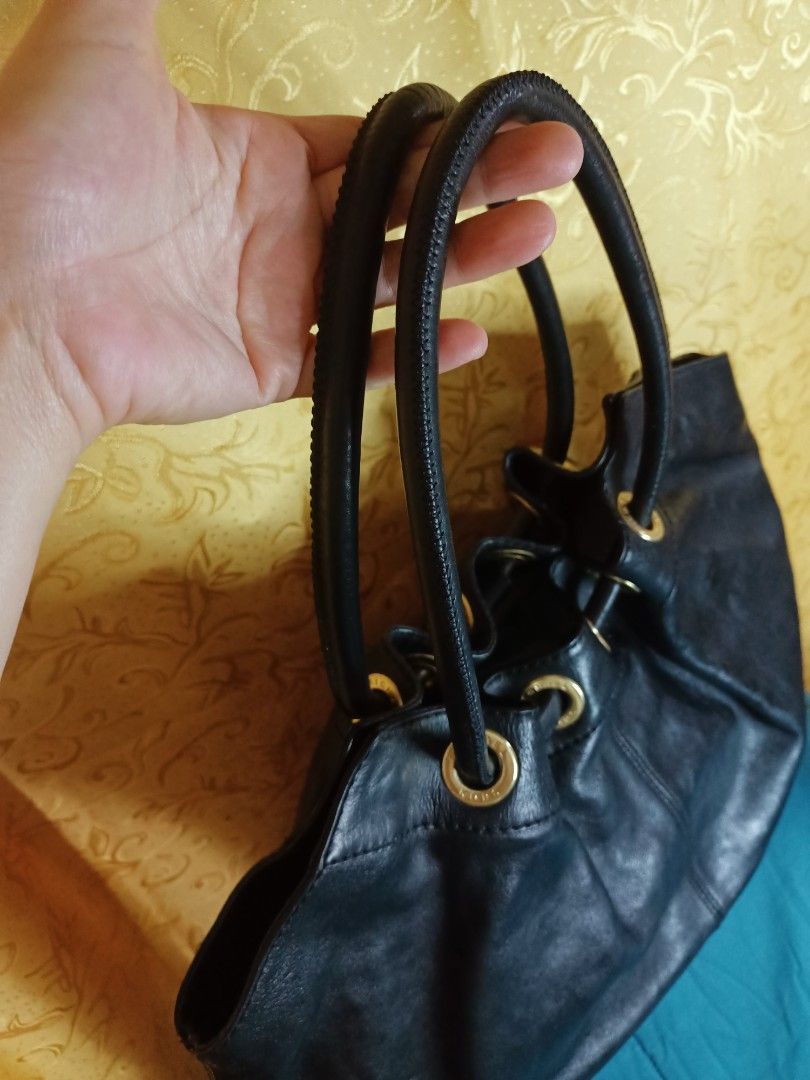 Michael Kors Authentic Vintage (Category: Luxury Bags & Wallets) located in Manila. Submitted by mybellacloset158 (Listing ID 1332423940, Image 2). Description: Authentic MK Hobo type Genuine Leather coded and w/ etiketa No major flaws just normal sign of wear 8/10 condition RFS: Need funds.