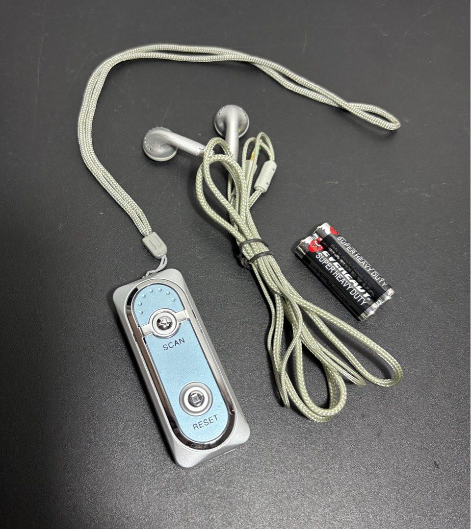 Mini Pocket FM radio (Category: Soundbars, Speakers & Amplifiers) located in Paranaque City. Submitted by dalle_closet (Listing ID 1332344211, Image 1). Description: Working. including batteries na FM only.