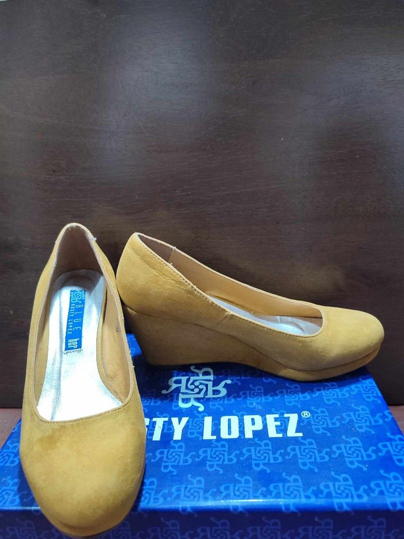 Mustard Yellow Suede Wedges Size 35 (Category: Wedges) located in Baguio. Submitted by _tindeclutters (Listing ID 1332446522, Image 2). Description: Mustard Yellow Suede Wedges Outsole Length: 19.5 cm Heel Length: 7 cm No flaws, just needs cleaning Bought it for 1,299, selling it for 700. With original box RFS: decluttering Helping tags: formal shoes, office shoes, office wedges, yellow shoes, heels.