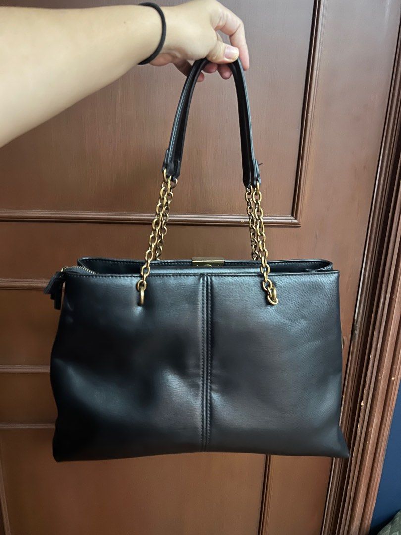 Nine West Black Work Bag (Category: Luxury Bags & Wallets) located in Manila. Submitted by mompreneur_declutterd (Listing ID 1332405653, Image 2). Description: Bought for 9K. Used only for 5x and then decided to upgrade to a better work bag. Has a separate laptop compartment. With dust bag.