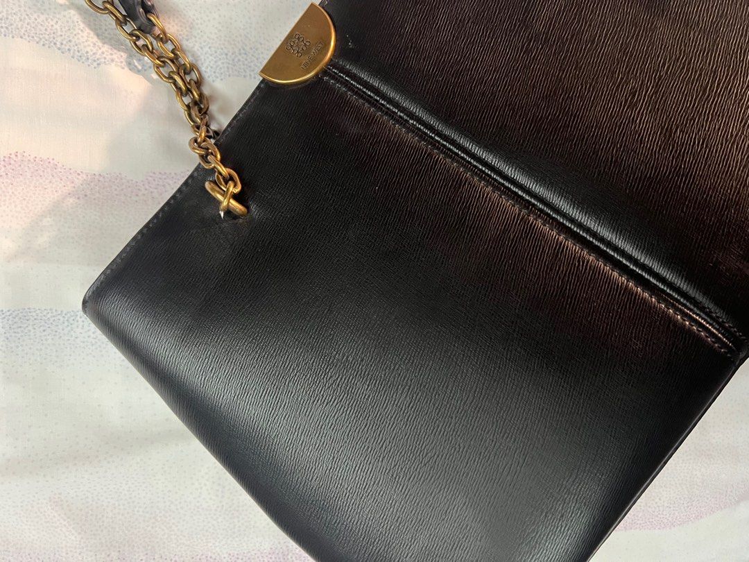 Nine West Black Work Bag (Category: Luxury Bags & Wallets) located in Manila. Submitted by mompreneur_declutterd (Listing ID 1332405653, Image 3). Description: Bought for 9K. Used only for 5x and then decided to upgrade to a better work bag. Has a separate laptop compartment. With dust bag.