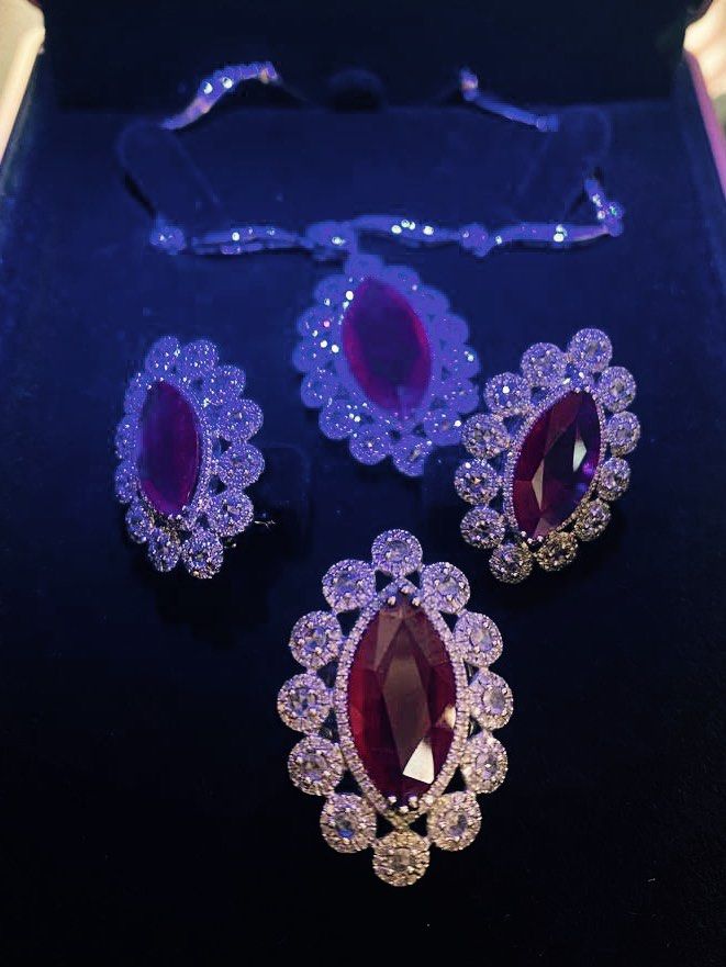 Authentic Ruby Set (Category: Jewelry) located in Quezon City. Submitted by hannah_0909 (Listing ID 1332377722, Image 1). Description: Authentic Ruby Set With box .