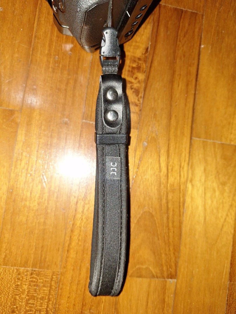 Quick release camera strap (Category: Camera Bags & Carriers) located in Singapore. Submitted by fighter2099 (Listing ID 1332437299, Image 1). Description: .