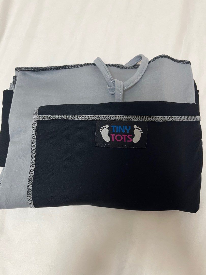 TINY TOTS EXTREME SLING CARRIER (Category: Carriers & Slings) located in Mandaluyong City. Submitted by ekatipunan.oxychem (Listing ID 1332432509, Image 2). Description: Never been used, 2 yung ganito nya, gift Sa kanya kaya ito hindi nagamit. .
