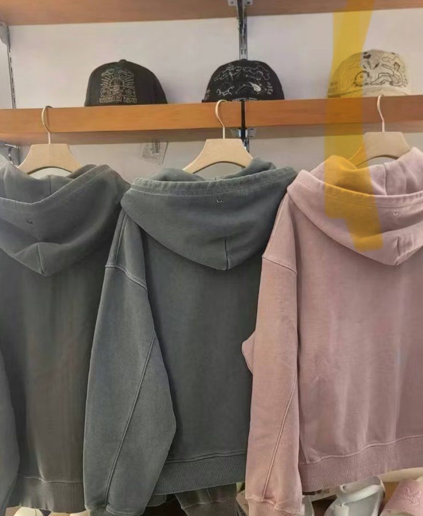 由 tc_store (刊登 ID 1332425986，圖片 3) 提交，位於 高雄市 (Kaohsiung) 的 what it isnt 連帽外套 (類別：外套、夾克、大衣)，說明：M號 全新吊牌未拆（紙袋也還在。