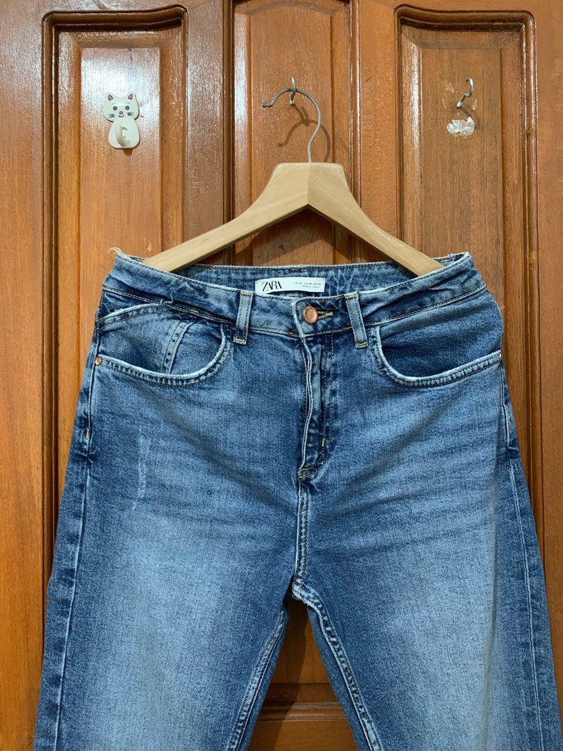 ZARA HIGHWAIST JEANS (Category: Jeans) located in Marikina City. Submitted by daze_studio_ (Listing ID 1332328792, Image 3). Description: Waist - 28inches.