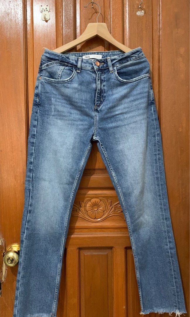ZARA HIGHWAIST JEANS (Category: Jeans) located in Marikina City. Submitted by daze_studio_ (Listing ID 1332328792, Image 2). Description: Waist - 28inches.