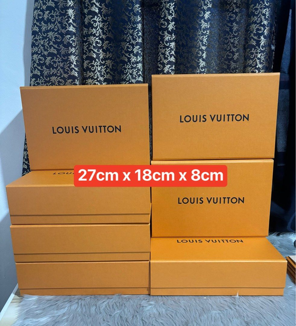 ✅ Authentic LV Small Magnetic Box (Category: Luxury Bags & Wallets) located in Quezon City. Submitted by box.luxebycheng (Listing ID 1332490321, Image 1). Description: ‼️1600 each! Fits ✅ Favorite PM ✅ Pochette ✅ WoC ✅ Eva Clutch ✅ Other Small non bulky bags.