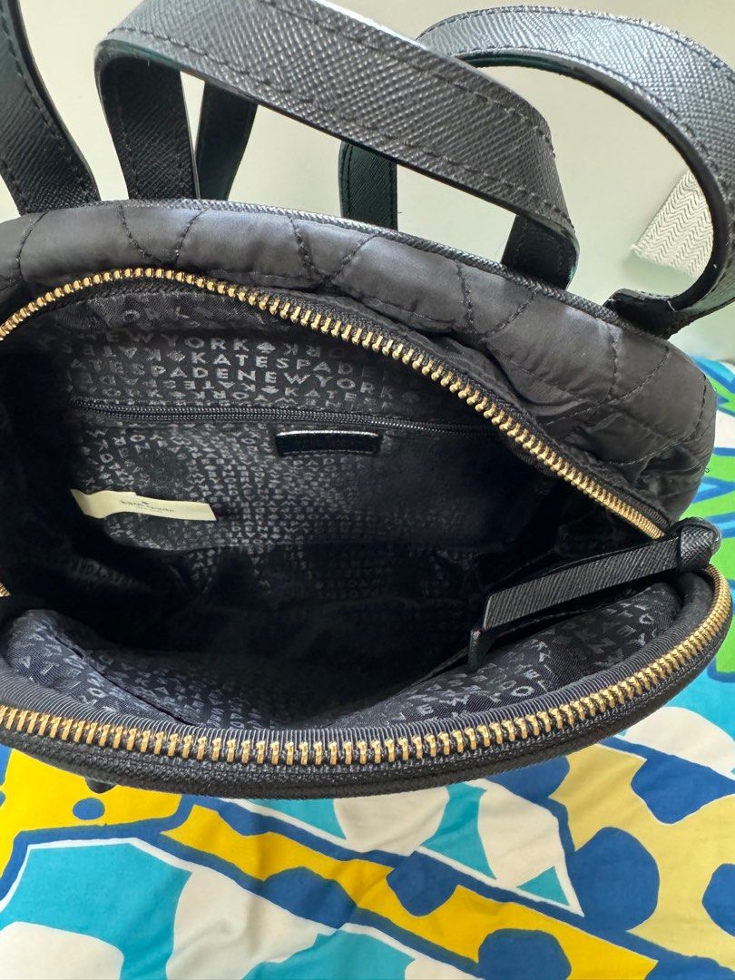 Backpack （分類：手袋及銀包）位於 Hong Kong。 由 bbbbb.l 提交（商品編號 1332513977，圖片 3）。簡介： 約26cm*23cm*8cm 包SF運費 。