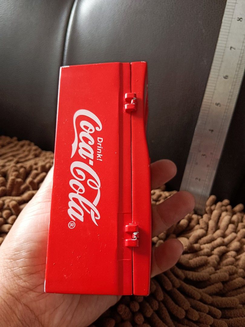Coca cola vending machine metal toy (Category: Vintage Collectibles) located in Baguio. Submitted by adulagan1998258 (Listing ID 1332489179, Image 3). Description: 4.5" mabigat minimal scratches dahil galing hongkong box... rare daw itey pm po sa interesado..