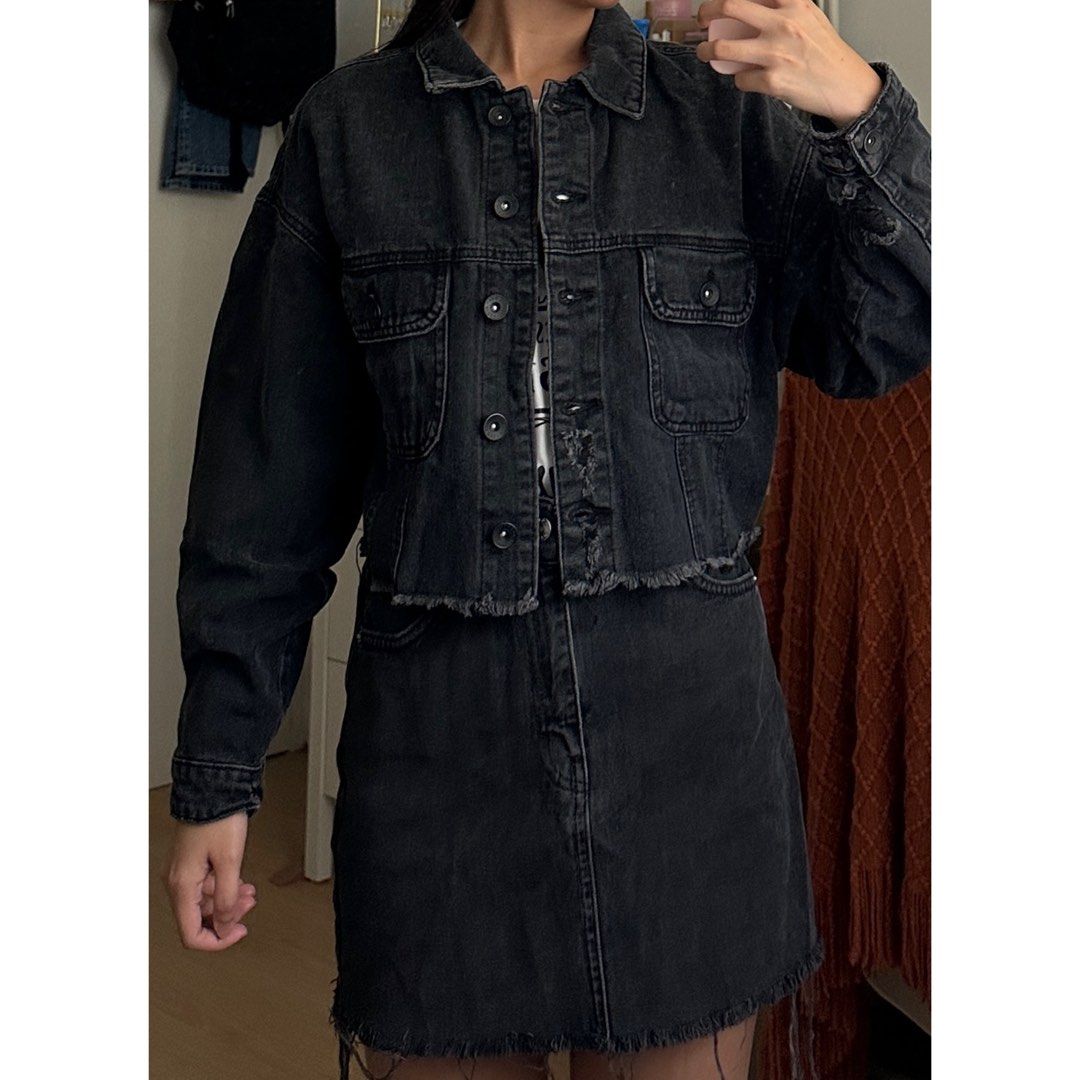 COTTON ON Distressed Cropped Denim Jacket in Black (Category: Coats, Jackets and Outerwear) located in Villasis. Submitted by starrrnight (Listing ID 1332253195, Image 3). Description: .