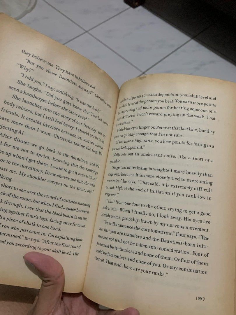Divergent (Category: Storybooks) located in Caloocan City. Submitted by hellnahhh (Listing ID 1332502308, Image 3). Description: heavily used creases but still complete pages.