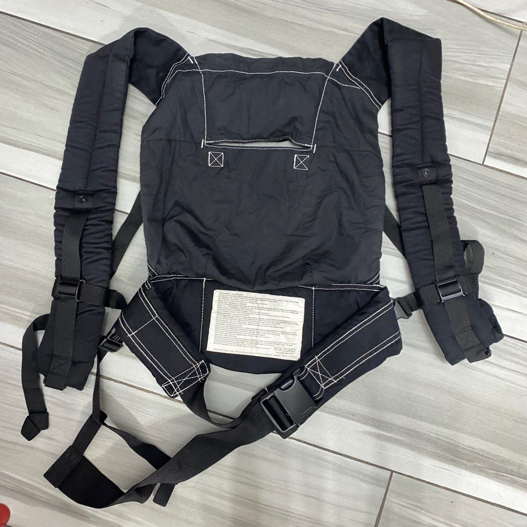 Ergo Baby Carrier with Infant Insert (Category: Carriers & Slings) located in Quezon City. Submitted by little_aiashop (Listing ID 1332551141, Image 2). Description: Original ErgoBaby Carrier With Sunshade Good as new From Japan Good for Newborns from 7-12 lbs / 3.2-5.5 kg Usable up to about 6 months.