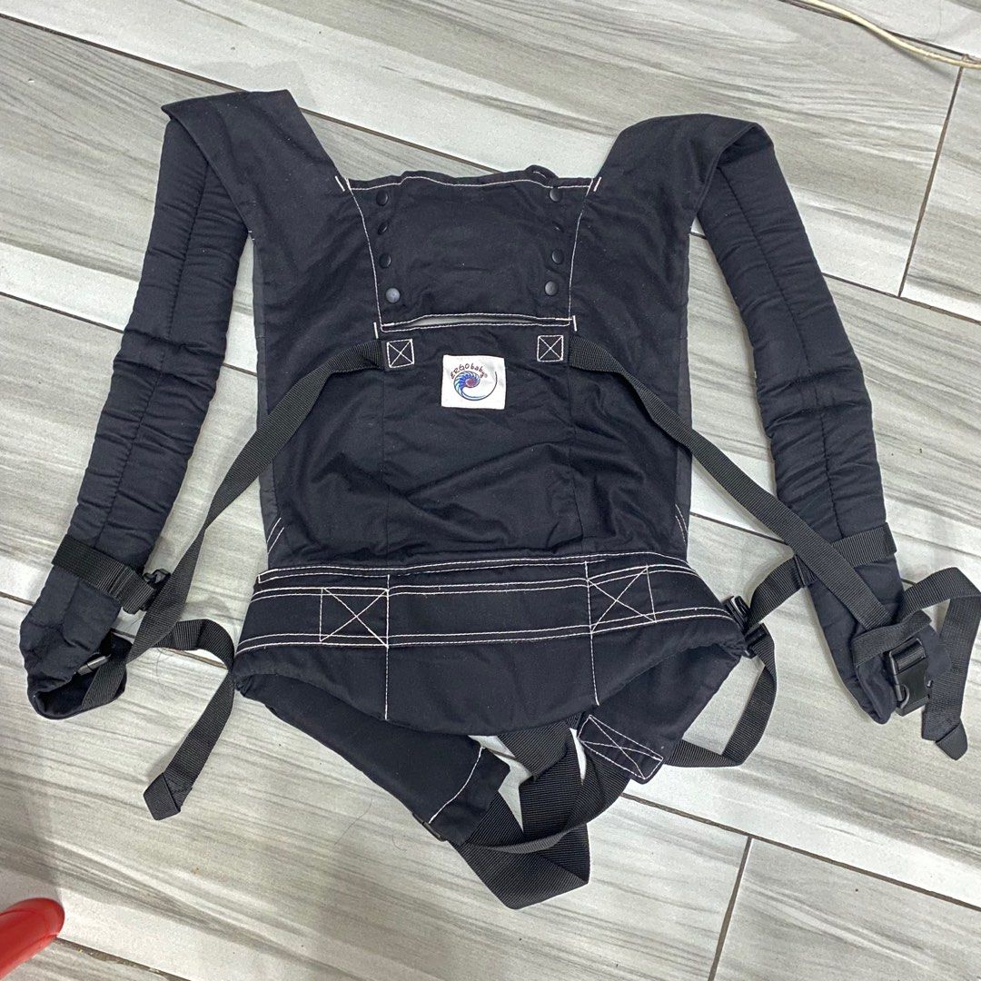 Ergo Baby Carrier with Infant Insert (Category: Carriers & Slings) located in Quezon City. Submitted by little_aiashop (Listing ID 1332551141, Image 1). Description: Original ErgoBaby Carrier With Sunshade Good as new From Japan Good for Newborns from 7-12 lbs / 3.2-5.5 kg Usable up to about 6 months.