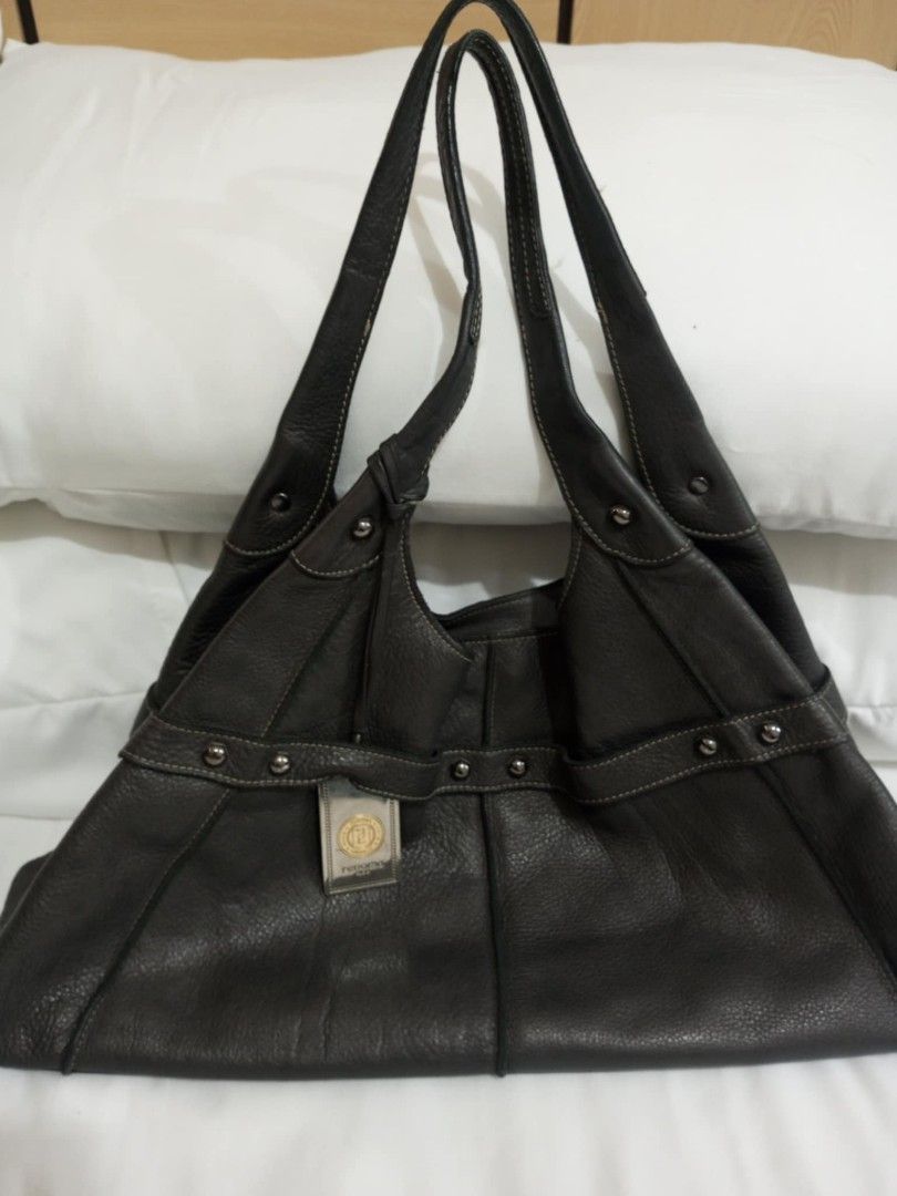hand bag/ shoulder bag (Category: Shoulder Bags) located in Las Pinas. Submitted by hmq43 (Listing ID 1332577428, Image 1). Description: Like new seldom used Renoma bag/ Paris kelangan lang polish no issue superb ganda and elegant color: greenish grey large capacity hand bag or sholder bag no strap.