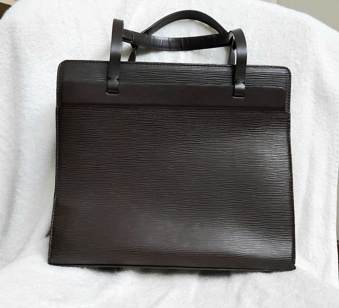 LV epi croisette bag (Category: Luxury Bags & Wallets) located in Manila. Submitted by sel1nan3k0 (Listing ID 1332460739, Image 2). Description: LV epi croisette: from my personal collection. clean, not from thrift store. see images for condition. loc: alabang p40k mop: cash/ bank dep. dm to inquire.