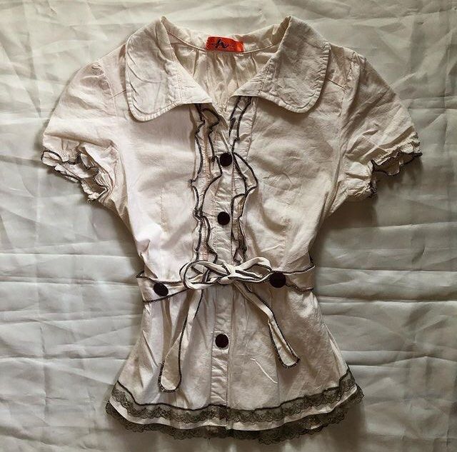 Milkmaid Ruffle Coquette Top (Category: Blouses) located in Limay. Submitted by 2000sbae (Listing ID 1332575128, Image 2). Description: Size: S - Smocked at the back.