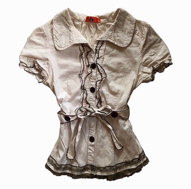 Milkmaid Ruffle Coquette Top (Category: Blouses) located in Limay. Submitted by 2000sbae (Listing ID 1332575128, Image 1). Description: Size: S - Smocked at the back.