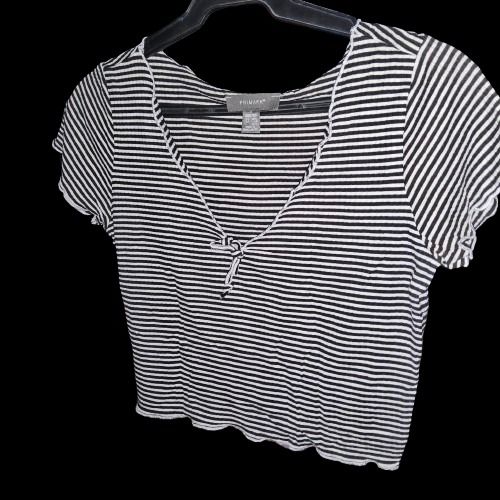Primark stripe v neck crop top (Category: Blouses) located in Taguig. Submitted by declutter_anon (Listing ID 1332457557, Image 1). Description: Xs-s.
