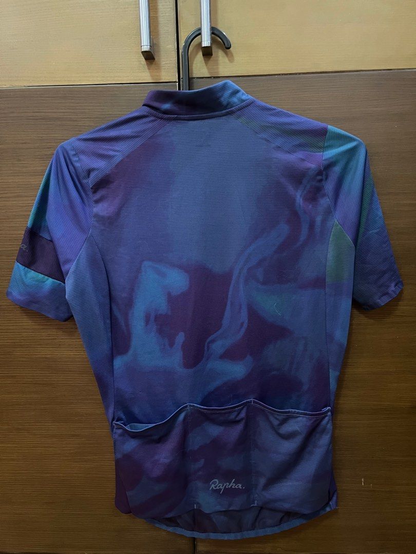 Rapha Women’s Classic Flyweight Jersey (Category: Activewear) located in Angeles City. Submitted by making__space (Listing ID 1332567779, Image 2). Description: - Rapha Women’s Classic Flyweight Jersey - Crit Print - Size: Medium RFS: Bought it here on carousell, but it’s too loose on me 😢.