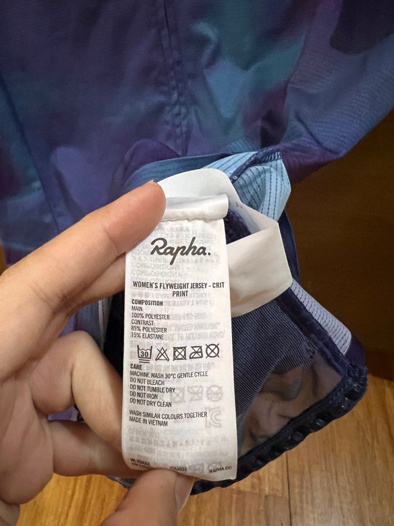 Rapha Women’s Classic Flyweight Jersey (Category: Activewear) located in Angeles City. Submitted by making__space (Listing ID 1332567779, Image 3). Description: - Rapha Women’s Classic Flyweight Jersey - Crit Print - Size: Medium RFS: Bought it here on carousell, but it’s too loose on me 😢.