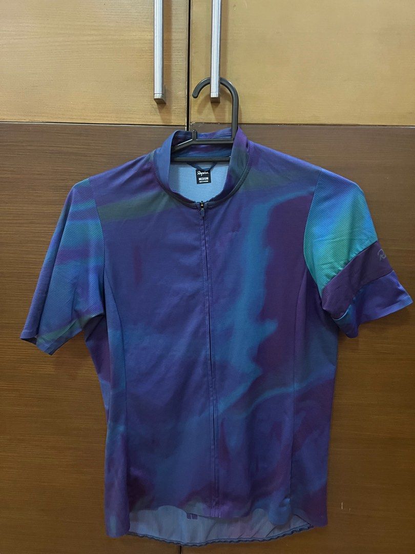 Rapha Women’s Classic Flyweight Jersey (Category: Activewear) located in Angeles City. Submitted by making__space (Listing ID 1332567779, Image 1). Description: - Rapha Women’s Classic Flyweight Jersey - Crit Print - Size: Medium RFS: Bought it here on carousell, but it’s too loose on me 😢.