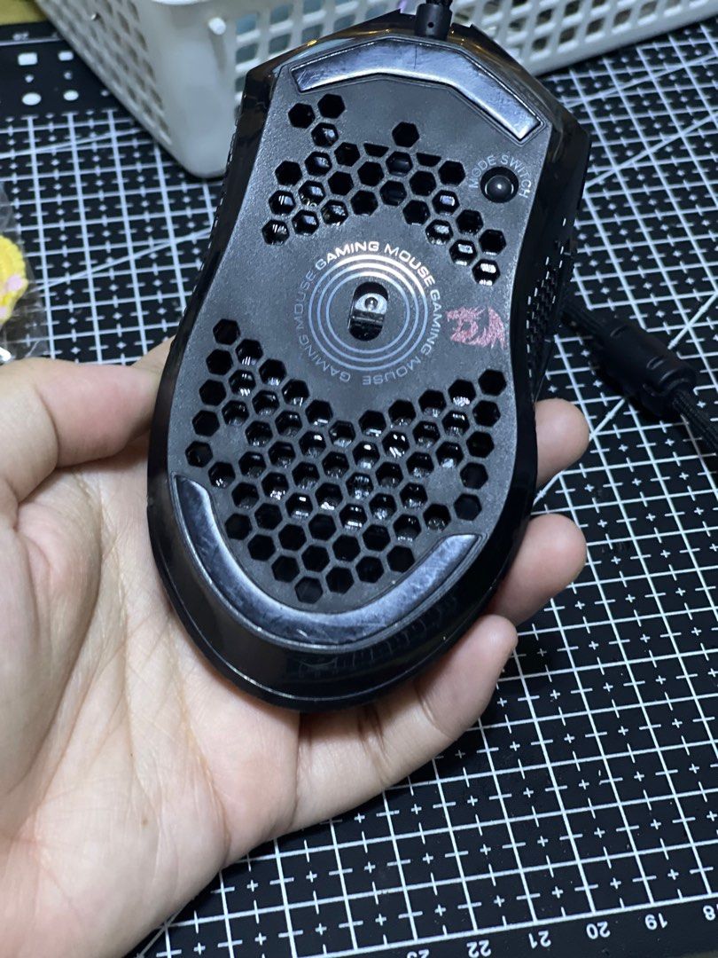 Redragon lightweight mouse (Category: Mouse & Mousepads) located in Manila. Submitted by zael.ph (Listing ID 1332472450, Image 3). Description: Rfs: Got a new mouse .