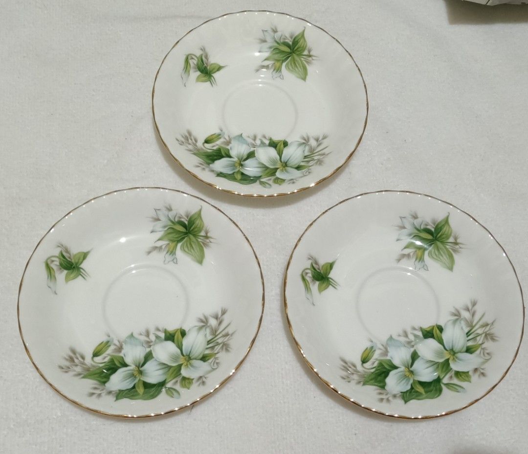 Royal Albert Bone China Saucer England (Category: Coffee & Tea Tableware) located in San Jose del Monte. Submitted by eivon29 (Listing ID 1332584170, Image 1). Description: Royal Albert Bone China Saucer England Trillium pattern Saucer diameter 5.5". Beautiful vibrant design and colors! Pre-owned, in excellent used condition. Has no visible signs of wear from age. Do not see any chips or cracks..