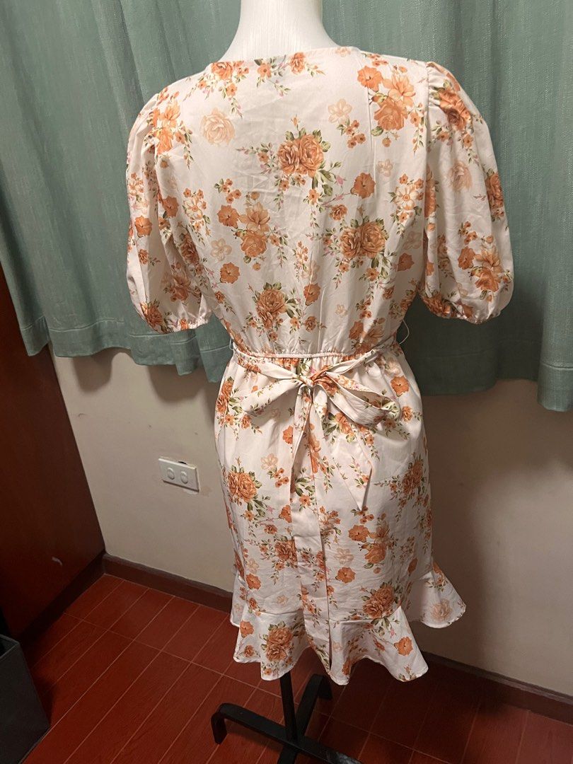 Shein Floral Dress Medium (Category: Dresses) located in Quezon City. Submitted by treeshabertol (Listing ID 1332587190, Image 2). Description: .