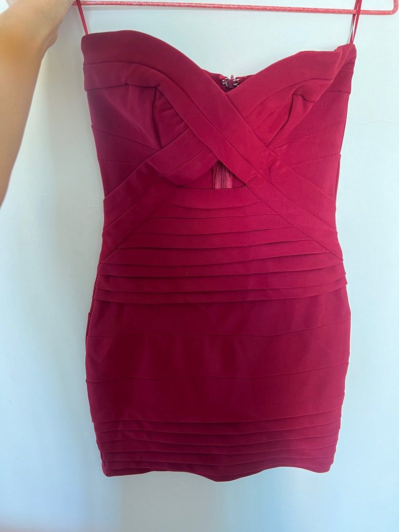 Tobi burgundy bodycon dress with cut out, 女裝, 連身裙& 套裝, 連身裙- Carousell