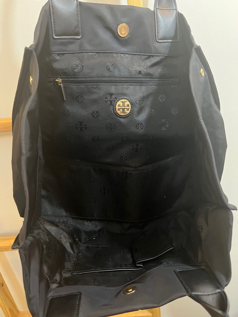 Tory Burch Tote Bag Nylon (Category: Luxury Bags & Wallets) located in Las Pinas. Submitted by zekeshopmn81651 (Listing ID 1332486371, Image 2). Description: Selling Tory Burch Large Bag. Used for traveling and day-to-day for carrying a lot of stuff. Bag is spacious. Usual wear and tear indicated on the photo.