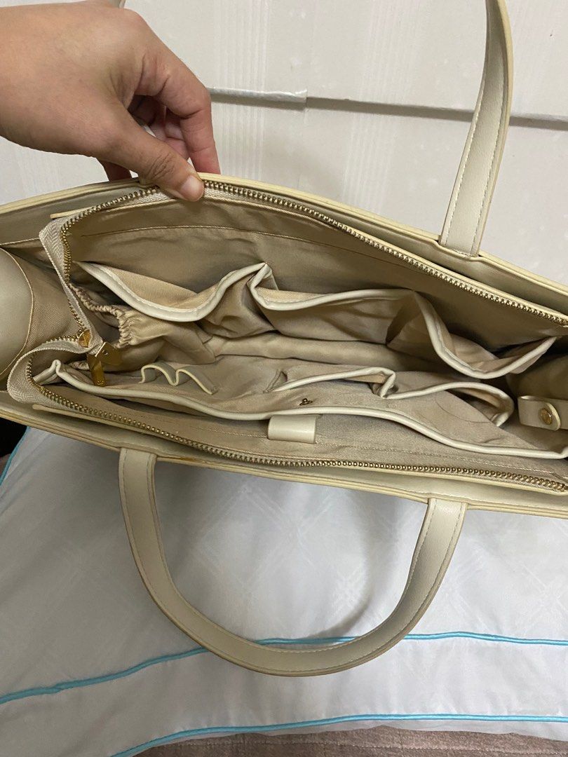 Tracey Laptop Bag (Category: Shoulder Bags) located in Makati City. Submitted by aethical (Listing ID 1332484104, Image 3). Description: Used twice only Can fit 14inches laptop Has few flaws in the handle.