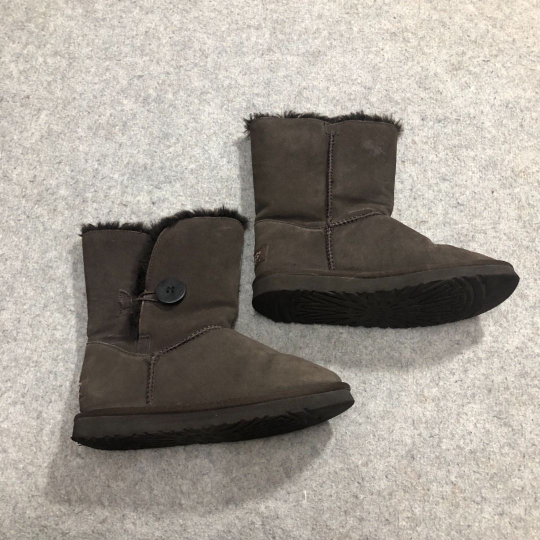 UGG Bailey Button Brown Winter Snow Boots (Category: Boots) located in Santa Rosa. Submitted by sergids (Listing ID 1332455817, Image 3). Description: UGG Bailey Button Brown Winter Snow Boots US 6 Condition: Used Condition Dimensions: Size US 6 / 6.5 23-23.5cm EU W 36 J&T or Lalamove only. Busy with work Ships from Santa Rosa City ***If u happen to like any other items in our shop, do not hesitate to offer. Give the shop a FOLLOW, BIG DISCOUNTS 