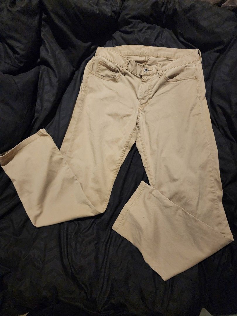Uniqlo Khaki Chinos (Category: Chinos) located in Makati City. Submitted by ejsgmd (Listing ID 1332554608, Image 2). Description: Good condition Minimal stain (see photo).